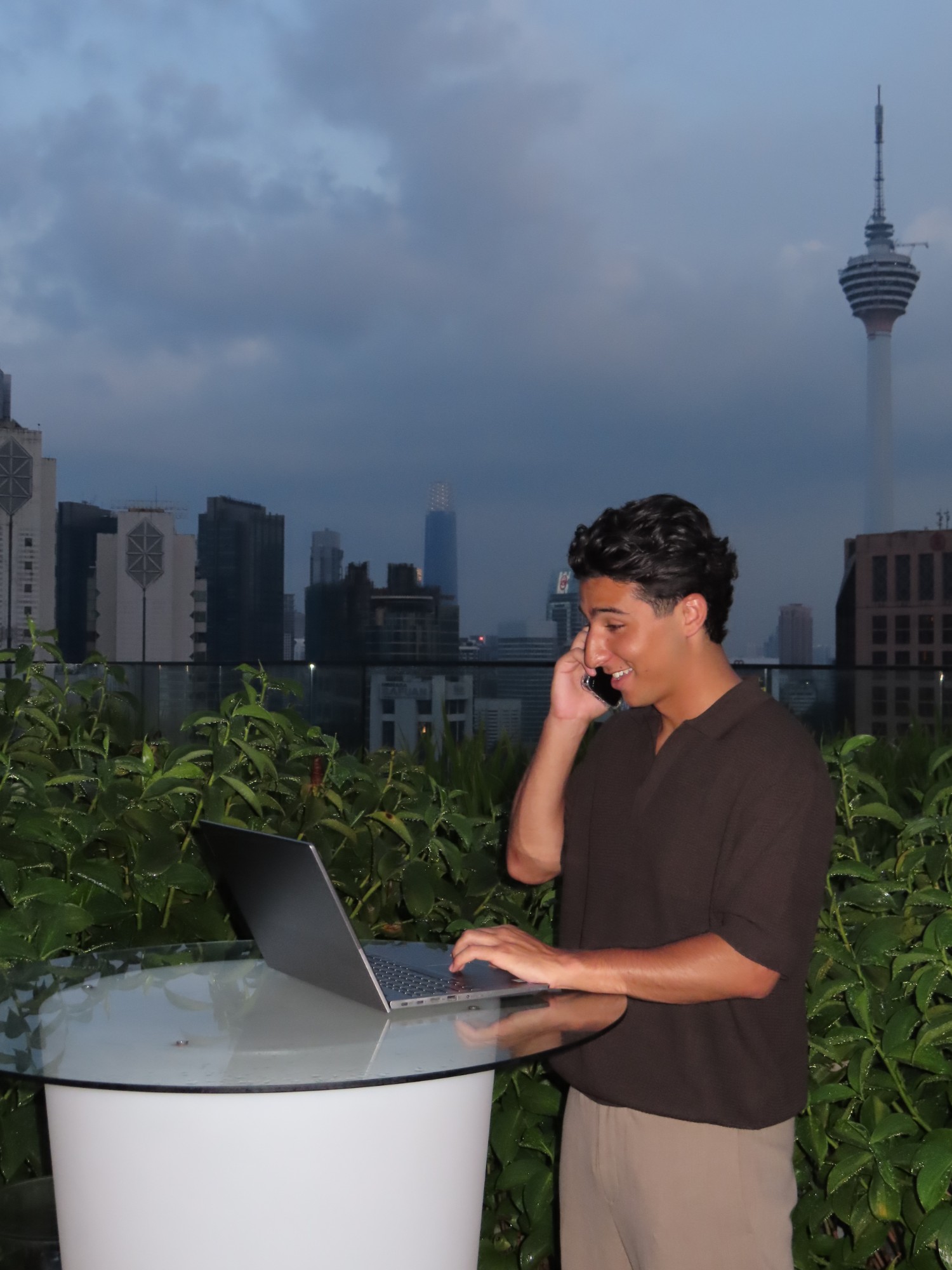 Aan het werk met laptop en telefoon
